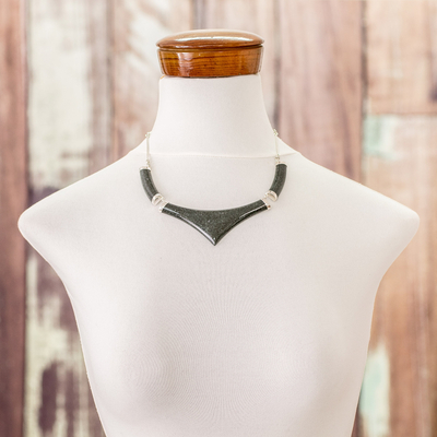 Jade-Statement-Halskette - Spitz zulaufende Jade-Statement-Halskette aus 925er Silber aus Guatemala