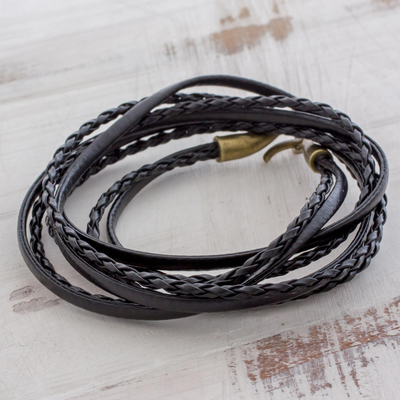 Wickelarmband aus Leder - Geflochtenes Leder-Wickelarmband in Schwarz aus Guatemala