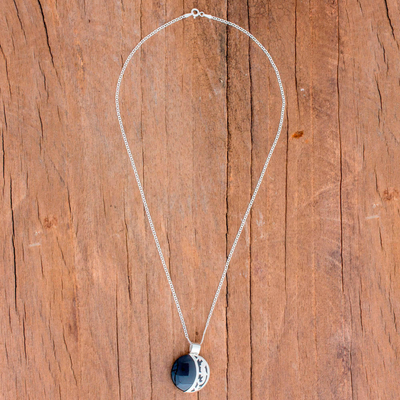 Reversible Jade Anhänger Halskette, 'Partial Eclipse' - Guatemaltekische Halskette mit wendbarem Halbmond-Anhänger aus Jade