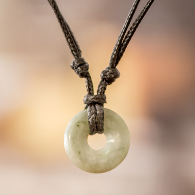 Halskette mit Jade-Anhänger - Hellgrüne kreisförmige Jade-Anhänger-Halskette aus Guatemala