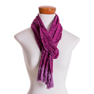 Rayon-Schal, „Boysenberry Love“ – handgewebter Schal aus Trauben und Beeren mit Rubinrot