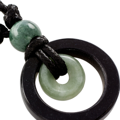 Halskette mit Jade-Anhänger - Kreisförmige natürliche Jade-Anhänger-Halskette aus Guatemala
