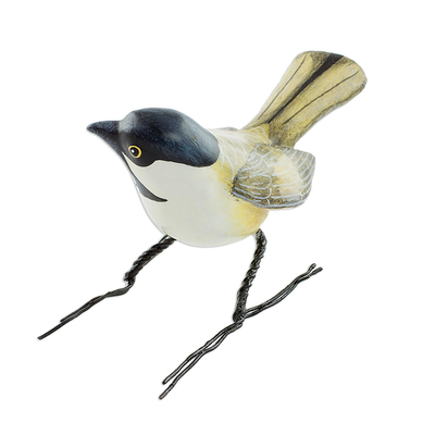 Keramische Figur, 'Chickadee - Handbemalte Vogelfigur aus Ton mit schwarzer Kappe aus Chickadee