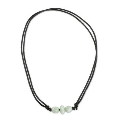 Jade-Anhänger-Halskette, 'Junge Energie - Hellgrüne Jade-Perlenanhänger-Halskette aus Guatemala