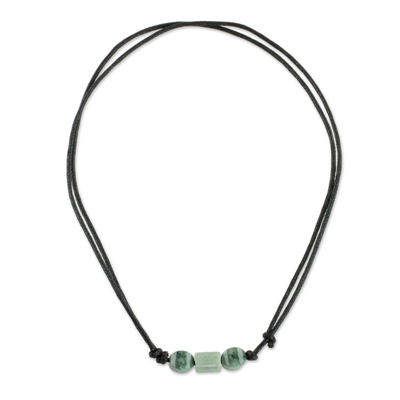collar con colgante de jade - Collar con colgante de cuentas de jade bicolor de Guatemala