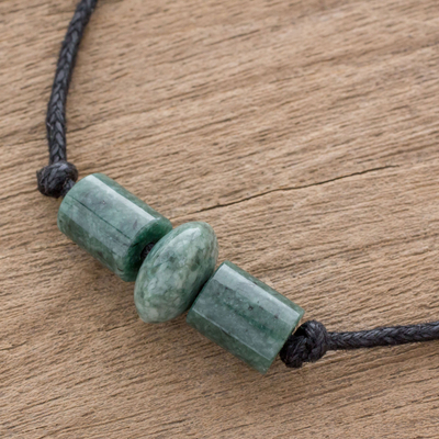 Jade Anhänger Halskette, 'Grüne Tugend' - Guatemaltekische Halskette mit Anhänger aus grünen Jade-Perlen