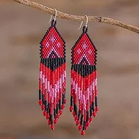 Pendientes de cascada con cuentas, 'Picos y valles en rojo' - Pendientes de cascada de cuentas tejidas en rojo, rosa y negro