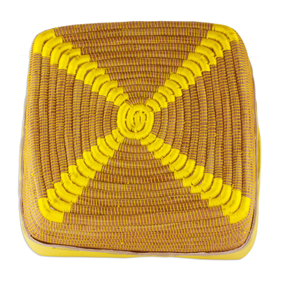 Dekorativer Korb aus Leder und Kiefernnadeln, 'Sunny Yellow'. - Dekorativer Korb aus Leder und Kiefernnadeln aus Nicaragua