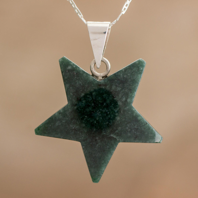 collar con colgante de jade - Collar con colgante de estrella de jade en verde oscuro de Guatemala
