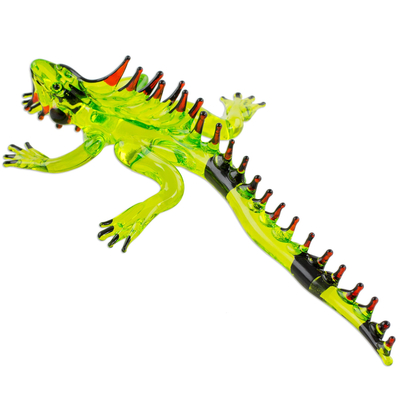 Figura de vidrio soplado, 'La mirada de la iguana en verde' - Figura de vidrio hecha a mano de iguana verde con espinas rojas