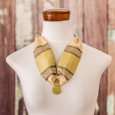 Halskette mit Anhänger aus Kunstglas - Halskette mit tropfenförmigem Anhänger aus Chartreuse-Kunstglas und Seidenschal