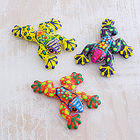 Figuras de cerámica, 'Ranas festivas' (juego de 3) - Figuras de ranas de cerámica multicolor pintadas a mano (juego de 3)