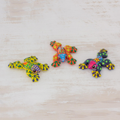 Keramikfiguren, 'Festtagsfrösche' (3er-Satz) - Mehrfarbige handbemalte keramische Froschfiguren (3er-Satz)