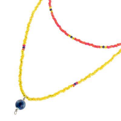 Halskette mit Anhänger aus Lapislazuli und Glasperlen - Halskette mit Anhänger aus Lapislazuli und Glasperlen