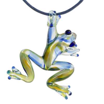 Art Glas Anhänger Halskette, 'Teichfrosch' - Handgemachte Halskette mit Glasfrosch-Anhänger aus Costa Rica