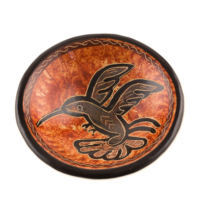 Dekorative Schale aus Keramik, 'Aloft - Erdfarbener Kolibri Chorotega Töpferware Dekorative Schale