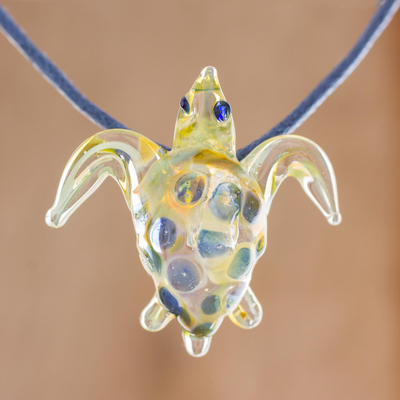 Kunstglas-Anhänger-Halskette, 'Schöne Meeresschildkröte in Gelb'. - Glas-Meeresschildkröte-Anhänger-Halskette in Gelb aus Costa Rica