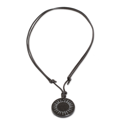 Jade-Anhänger-Halskette, 'Total Eclipse'. - Geschnitzte Sonne auf runder Anhänger-Kordelkette aus schwarzer Jade