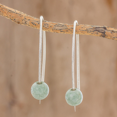 Jade-Ohrhänger „apfelgrüne Chimärenschönheit“ - Hellgrüne Jade-Ohrhänger aus Guatemala