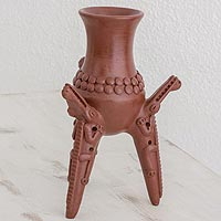 Keramikskulptur „Ancestral Ceremonies“ – Handgefertigte Dreibeinskulptur aus Keramik mit Eidechsenmotiv