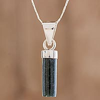 Jade-Anhänger-Halskette, „Ruhige Schönheit in Dunkelgrün“ – Zylindrische Jade-Halskette in Dunkelgrün aus Guatemala