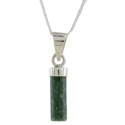 Jade-Anhänger-Halskette, „Calm Beauty in Green“ – Zylindrische Jade-Halskette in Grün aus Guatemala