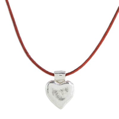Anhänger-Halskette aus Feinsilber, 'Signal der Liebe'. - Herzanhänger-Halskette aus Feinsilber aus Guatemala