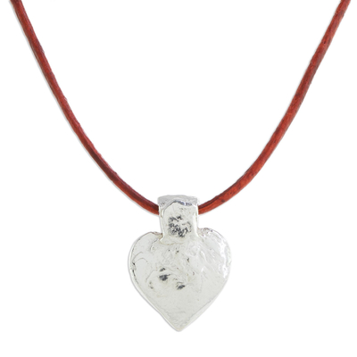 Anhänger-Halskette aus Feinsilber, 'Signal der Liebe'. - Herzanhänger-Halskette aus Feinsilber aus Guatemala