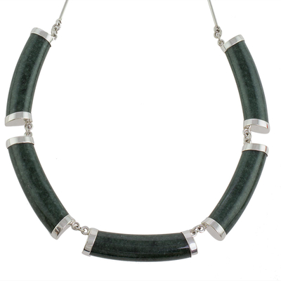 Halskette mit Jade-Anhänger - Halskette mit Jade-Gliederanhänger in Dunkelgrün aus Guatemala
