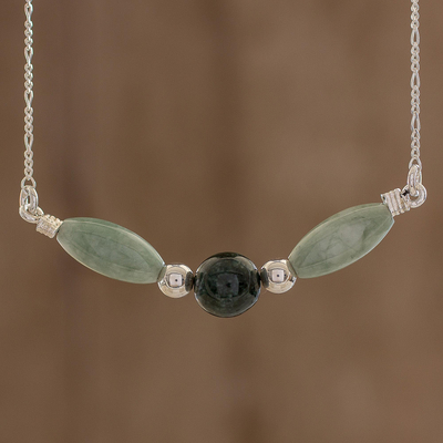 Jade-Anhänger-Halskette, 'Verdant Wings - Anhänger Halskette aus Sterlingsilber mit dunklen und hellen Jadeperlen