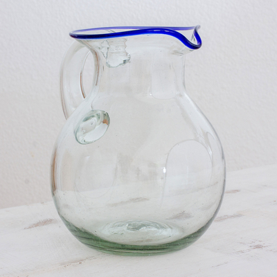 Krug aus recyceltem Glas - Klarer Krug aus mundgeblasenem, recyceltem Glas mit blauem Rand