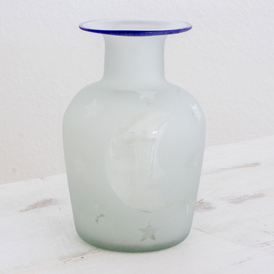 Vase aus recyceltem Glas - Klare, mattierte Vase aus mundgeblasenem, recyceltem Glas mit Mond und Sternen