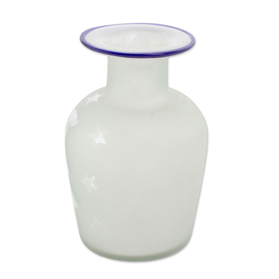 Vase aus recyceltem Glas - Klare, mattierte Vase aus mundgeblasenem, recyceltem Glas mit Mond und Sternen
