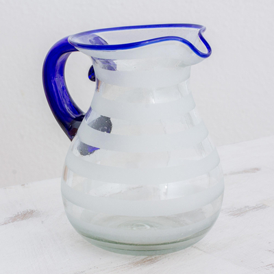 Jarra de vidrio soplado reciclado - Jarra de vidrio reciclado soplado a mano con rayas esmeriladas y detalles en azul.