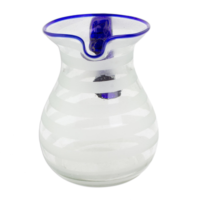 Krug aus recyceltem mundgeblasenem Glas - Mundgeblasener Krug aus recyceltem Glas mit gefrostetem Streifen und blauem Akzent