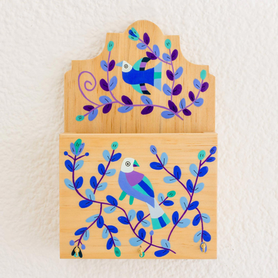Schlüssel- und Briefhalter aus Holz, 'Fröhliche Vögel in Blau'. - Blauvioletter Vogel und Blumen Kiefernholz Brief und Schlüsselanhänger