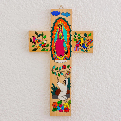 Holzwandkreuz, „Jungfrau von Guadalupe und Juan Diego“. - Handbemaltes Marienkreuz aus Kiefernholz aus El Salvador
