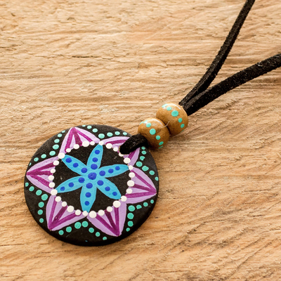 Collar colgante de madera, 'Vibrant Seed in Black' - Collar colgante floral de madera de pino en negro de Guatemala