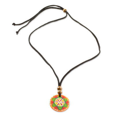 Halskette mit Holzanhänger - Halskette mit floralem Pinienholz-Anhänger in Grün aus Guatemala