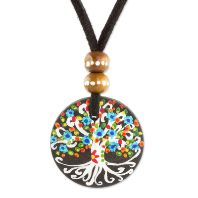 Halskette mit Holzanhänger - Halskette mit Anhänger aus Kiefernholz mit Baummotiv in Schwarz aus Guatemala