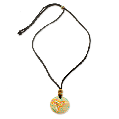Halskette mit Holzanhänger, 'Bote des Glücks' - Halskette aus Guatemala mit Anhängern aus Kiefernholz mit Vogelmotiven