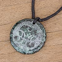 Collar colgante de jade, 'Medallón B'atz' - Collar colgante de jade del espíritu maya B'atz de Guatemala