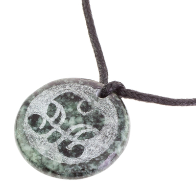 Halskette mit Jade-Anhänger - Jade-Anhänger-Halskette des Maya-Geistes B'atz aus Guatemala