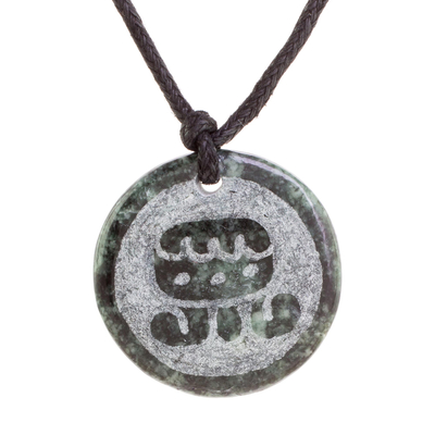 Halskette mit Jade-Anhänger - Jade-Anhänger-Halskette einer Maya-Figur I'x aus Guatemala