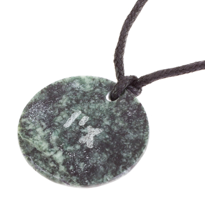 collar con colgante de jade - Collar con colgante de Jade de Figura Maya I'x de Guatemala