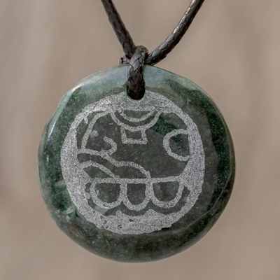 Collar colgante de jade, 'Medallón Tz'ikin' - Collar colgante de jade de figura maya Tz'ikin de Guatemala
