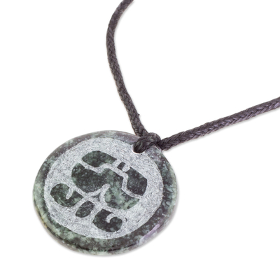 Halskette mit Jade-Anhänger - Jade-Anhänger-Halskette der Maya-Figur Ajmaq aus Guatemala