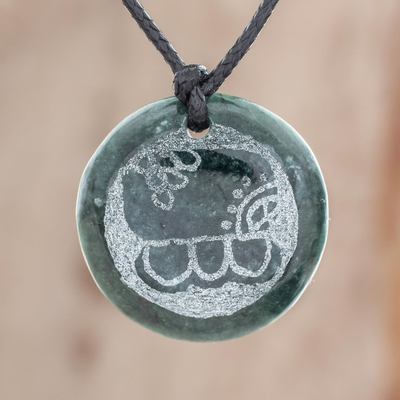 Halskette mit Jade-Anhänger - Jade-Anhänger-Halskette der Maya-Figur Kawoq aus Guatemala