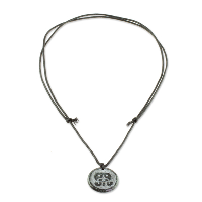 Jade-Anhänger-Halskette, 'Ajpu-Medaillon'. - Jade-Anhänger-Halskette der Maya-Figur Ajpu aus Guatemala