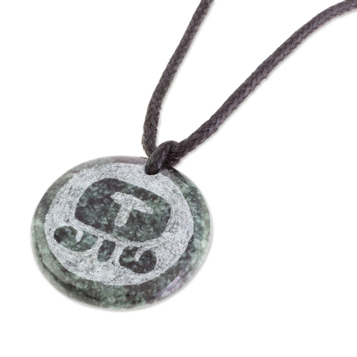collar con colgante de jade - Collar con colgante de Jade de Figura Maya Iq de Guatemala